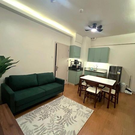 Pioneer Woodlands Bed & Breakfast Mandaluyong ภายนอก รูปภาพ